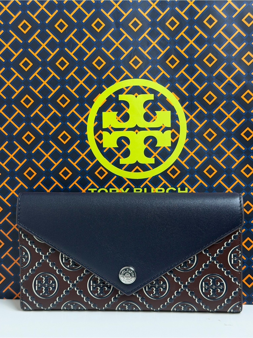 NWT Tory Burch T MONOGRAM CONTRAST EMBOSSED ENVELOPE WALLET